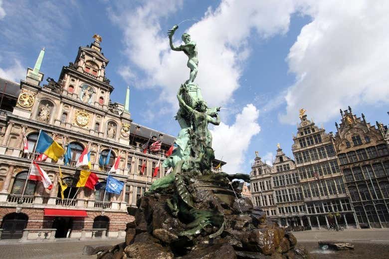Estatua de Brabo y Ayuntamiento de Amberes