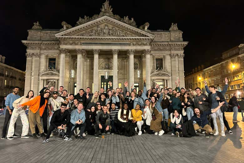 Disfrutando del pub crawl frente a la Bolsa de Bruselas